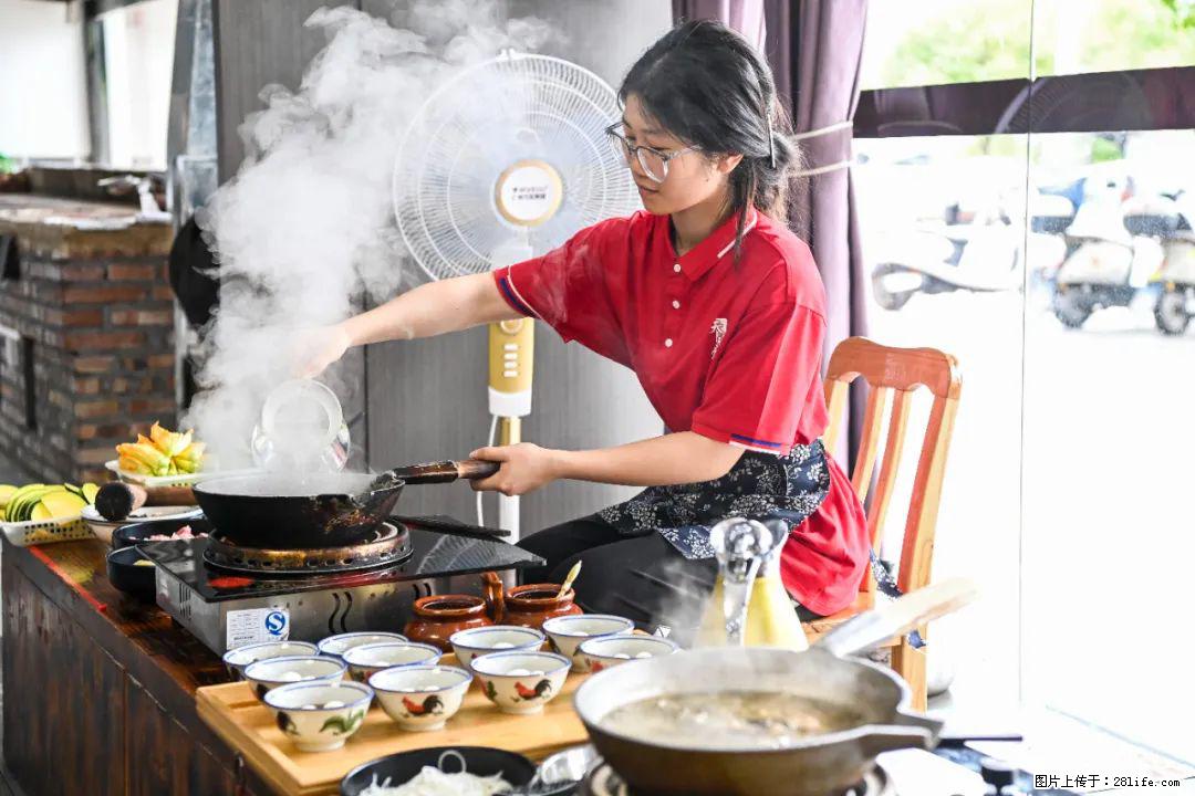 全网追的“扁担女孩”，找了一份暑假工，时薪12元 - 正定生活资讯 - 正定28生活网 zd.28life.com